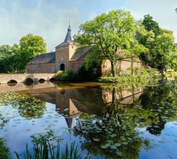 Kasteeltuinen Arcen_lente Poortgebouw.jpg