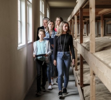 Bezoekers in reconstructie barak van Nationaal Monument Kamp Vught_foto Jan van de Ven.jpg