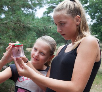 Onderzoeken met een loep in de natuur