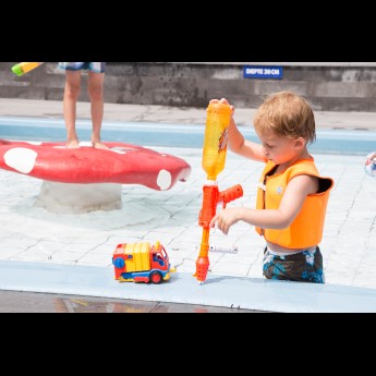 Spelen met water bij het zwembad