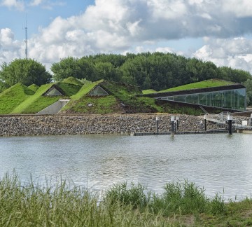 1. Foto - Zicht vanaf de brug op het Biesbosch Museum ∏ Ronald Tilleman.jpg