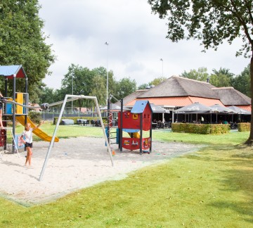 Heksenboom - spelen op het nieuwe speeltoestel