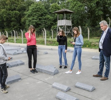 Bezoekers bij maquette Kamp Vught_foto Jan van de Ven.jpg